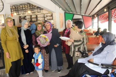 Bir Umut Gönüllülerinden özel annelere plaket