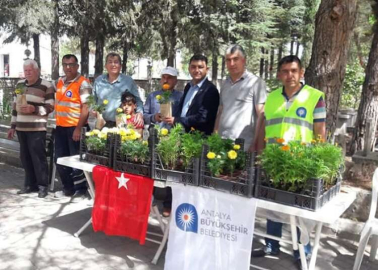 Büyükşehir mezarlık ziyaretinde çiçek dağıttı