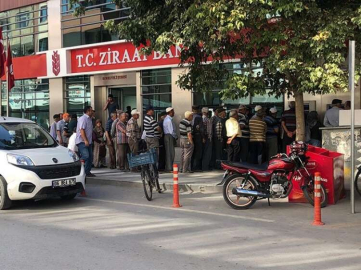 Banka önlerinde ikramiye kuyruğu vardı
