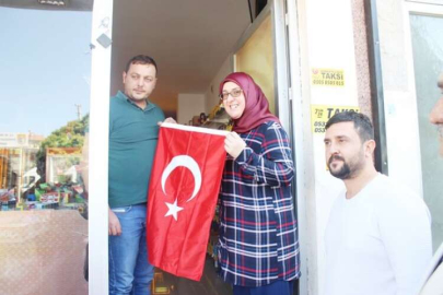 Her eve her iş yerine bayrak