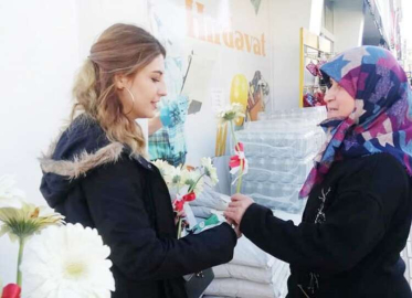 Asenalar çiçek dağıttı