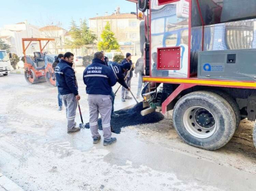 Kar yağışı nedeniyle bozulan yollar onarılıyor