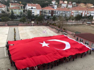 Şehitler için dua edip dev Türk Bayrağı açtı 