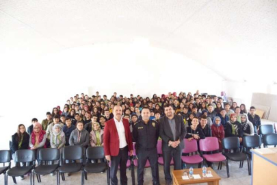 Müdür Çiçek kariyer günlerinde