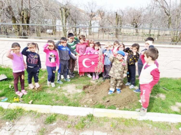 Miniklerden Mehmetçiğe selam
