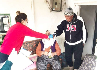 Cumhureli kolonya ve maske dağıttı