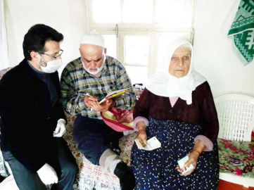  Vefa Sosyal Destek Grubu  maaşları evlere teslim etti