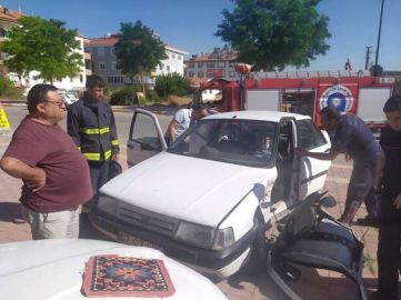  Yaşlı adam, sıkıştığı araçtan kapı kesilerek kurtarıldı