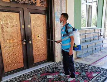 Camilerde dezenfekte çalışmaları devam ediyor