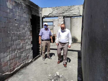 Müftü Yazıcı evi yanan aileyi ziyaret etti