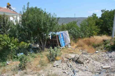 Freni boşalan kamyon bahçeye uçtu: 3 yaralı   