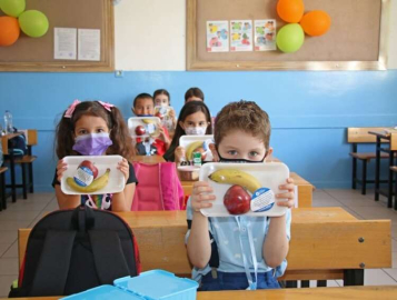 İlk teneffüste öğrencilerin  meyvesi Büyükşehir’den 