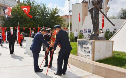  29 Ekim çelenk sunma töreni ile başladı