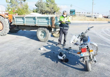 Motosiklet, traktöre çarptı:1 ölü 