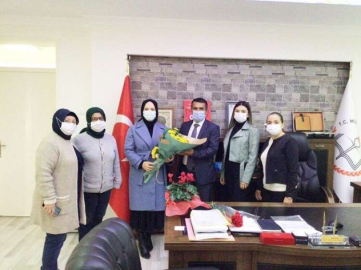  AK Kadınlar’dan öğretmenler günü ziyareti