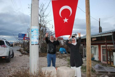  Yıpranan bayrak yenisiyle değiştirildi
