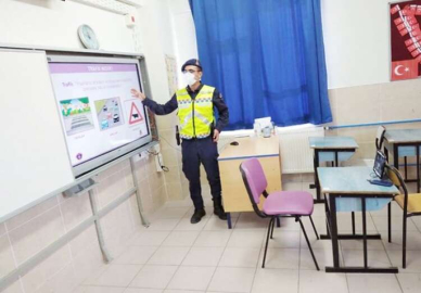   Jandarma ‘EBA’ üzerinden trafik eğitimi verdi