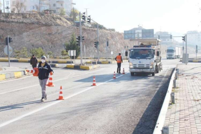BÜYÜKŞEHİR’DEN KORKUTELİ’DE YOL ÇİZGİ ÇALIŞMASI