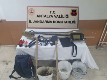 KAÇAK KAZI YAPAN BEŞ KİŞİ SUÇÜSTÜ YAKALANDI