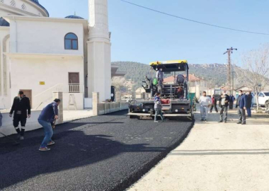   KORKUTELİ ŞEHZADE KORKUT CAMİİ VE HZ. HAMZA CAMİİ ÇEVRESİ ASFALTLANDI