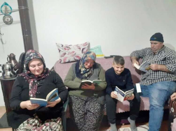 KORKUTELİ YENİ YILA OKUYARAK GİRDİ