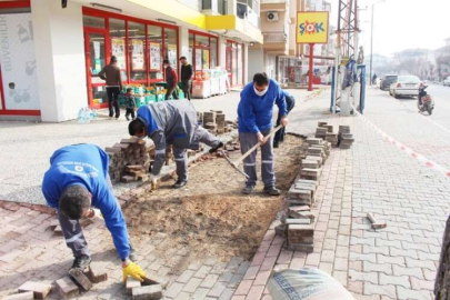 KORKUTELİ’DE BOZUK PARKE TAŞLARI ONARILIYOR