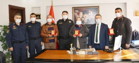   KORKUTELİ’NDE ÖRNEK SÜRÜCÜLERE PLAKET  