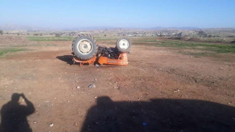 TARLADA DRİFT YAPAN TRAKTÖR DEVRİLDİ: 3 YARALI 