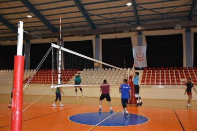 VOLEYBOL TAKIMI ANTRENMANDA