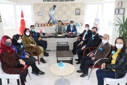 FARKINDALIK İÇİN MAVİ BALON UÇURDULAR