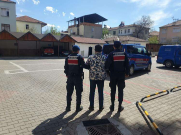 DOLANDIRICI JANDARMADAN KAÇAMADI