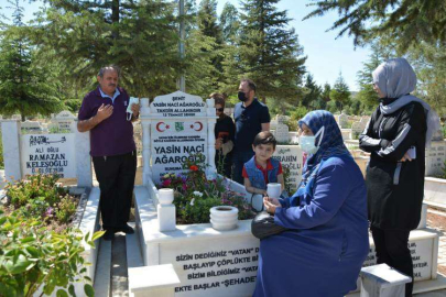 DEMOKRASİ ŞEHİDİ YASİN'İN AİLESİ OĞLUNUN MEZARINDA DUA ETTİ 