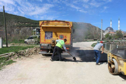  KORKUTELİ’NDE BOZUK YOLLAR ONARILIYOR