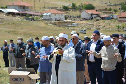 ÇİFTÇİLER YENİDEN YAĞMUR DUASINA ÇIKTI