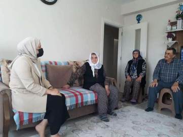  AK KADINLARDAN ŞEHİT BABALARINA ANLAMLI ZİYARET