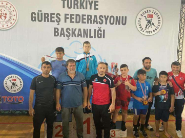 MİNİK GÜREŞÇİLERDEN BÜYÜK BAŞARI