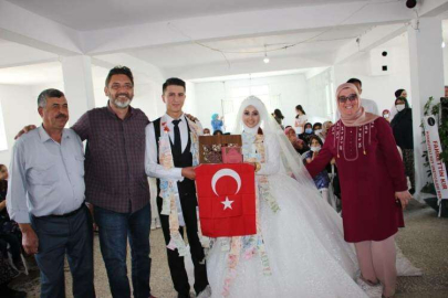 BAŞKAN İŞLEK’TEN EVLENEN ÇİFTLERE “KURAN-I KERİM VE TÜRK BAYRAĞI”   