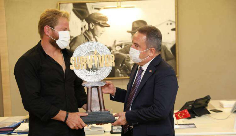 BAŞKAN BÖCEK BALABAN’A ELİYLE BAKLAVA YEDİRDİ