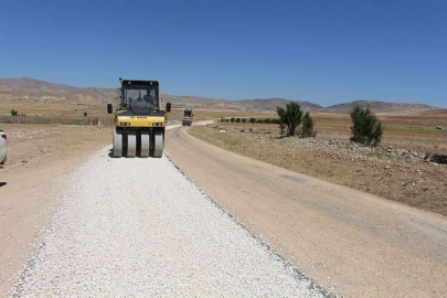 BÜYÜKŞEHİR KORKUTELİ’DE YOLLARI GÜVENLİ HALE GETİRİYOR 