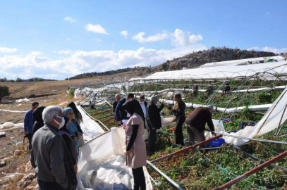 PROTOKOL ÜYELERİ AFETZEDE ÇİFTÇİLERİN YANINDA