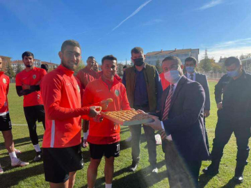 KAYMAKAM ÇİMŞİT’TEN KORKUTELİSPOR’A TATLI DOPİNGİ