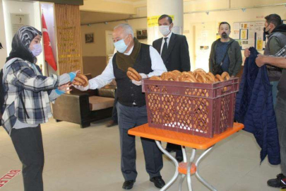 HAYIRSEVER CADIL’DAN SİMİT İKRAMI