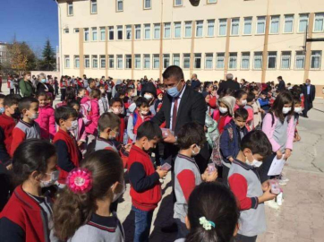  KIRTASİYE SETLERİNİN DAĞITIMINA BAŞLANDI