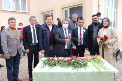 AK PARTİ HEYETİNDEN ÖĞRETMENLERE ÇİÇEK