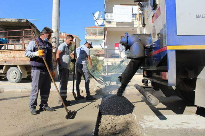  KORKUTELİ’NDE BOZULAN YOLLAR ONARILIYOR