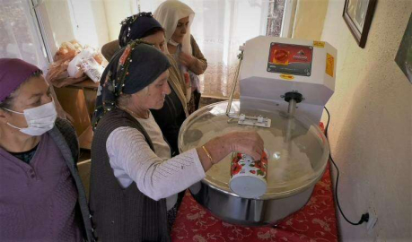  KORKUTELİ’NE HAMUR YOĞURMA MAKİNESİ DESTEĞİ