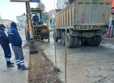 BÜYÜKŞEHİR EKİPLERİ  YOL ÇALIŞMASINA DEVAM EDİYOR