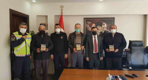  KAYMAKAM ÖZDEMİR’DEN ÖRNEK SÜRÜCÜLERE PLAKET  