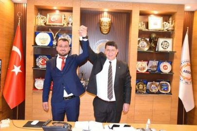 DERE İLE BİRLİKTE ZAFER POZU