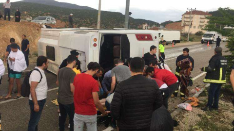 TURİST MİDİBÜSÜ DEVRİLDİ; 22 YARALI 